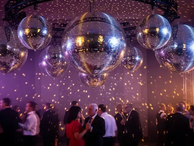 Iluminación LED RGB profesional para eventos y fiestas temáticas