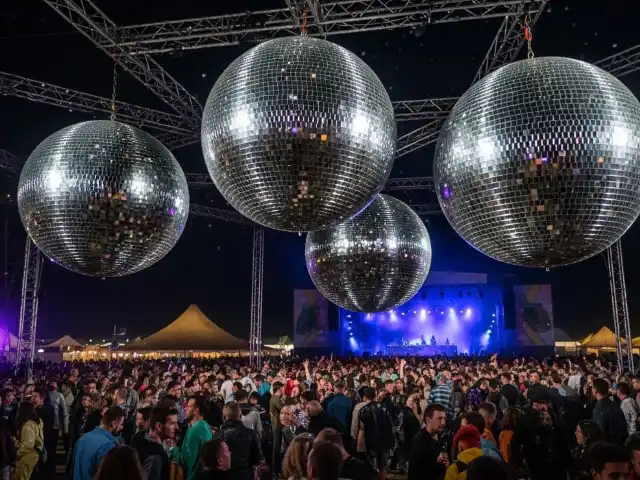 Bolas disco de tamaño industrial para uso comercial permanente