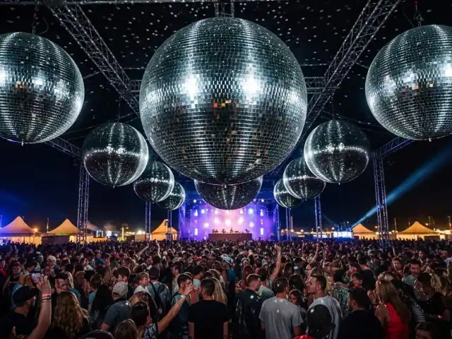 Esferas disco gigantes para conciertos y festivales masivos con iluminación profesional