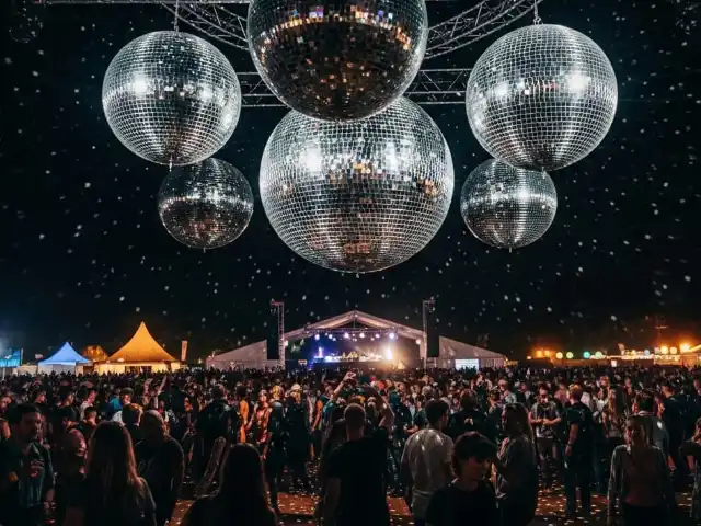 Esferas disco monumentales para escenarios y espectáculos de gran formato