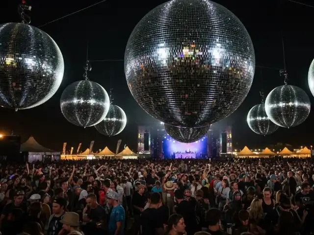 Renta de bolas disco gigantes con motor reforzado y sistema DMX profesional