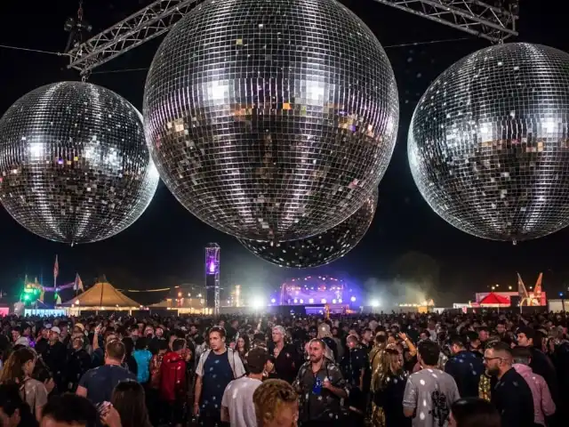 Renta de esferas gigantes para producciones profesionales y eventos masivos