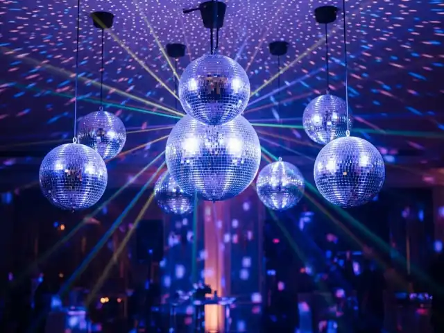 Instalación profesional de luces Pin Spot con montaje especializado