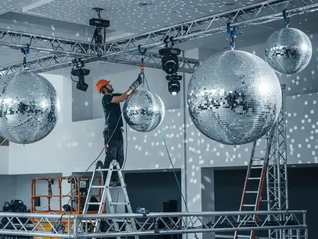 Instalación express de bolas disco para eventos urgentes