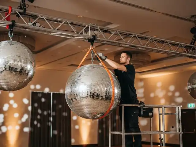 Instalación segura de bolas disco en altura y techos altos