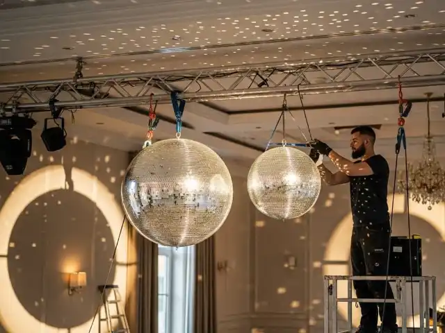 Técnico especializado en instalación de esferas disco