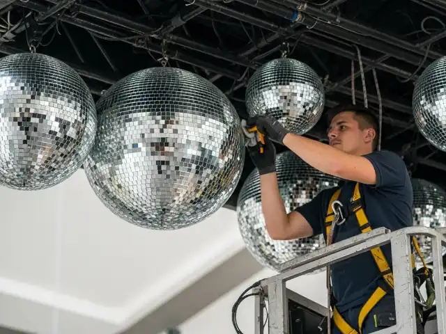 Mantenimiento de bolas disco y equipos de iluminación