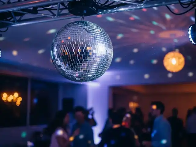 Iluminación con bolas disco para bodas elegantes