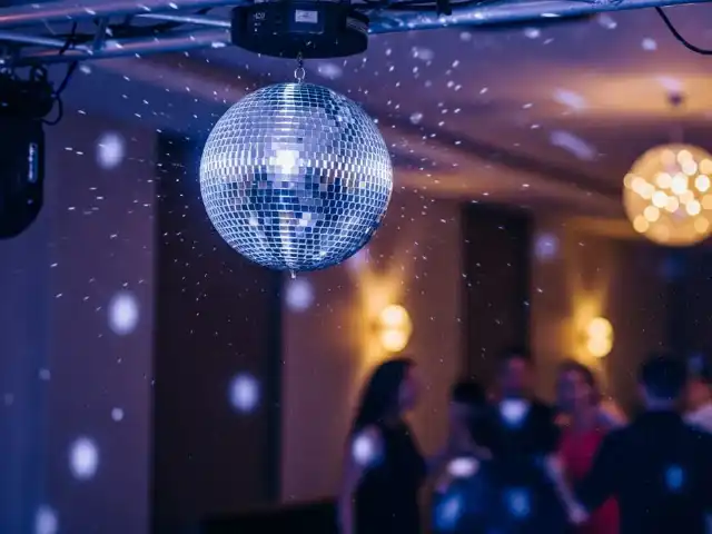 Ambiente LED RGB restaurante lounge elegante