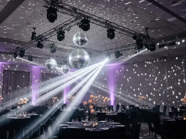 Equipos DMX para sincronización de luces en eventos