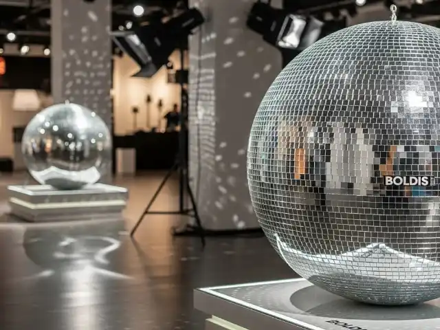 Bolas espejo en venta para instalaciones permanentes en eventos